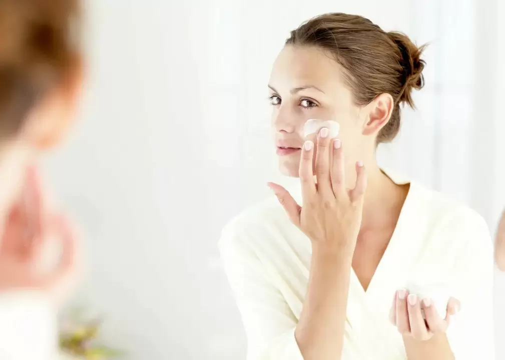 Appliquer la crème Eudalie pour le rajeunissement de la peau